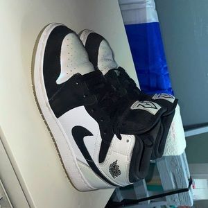 Size 5.5 Y Nike Jordan mid